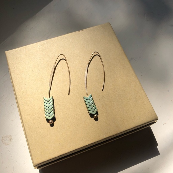 Gold minimalist drop earrings - Picture 2 of 3